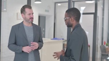 Ayakta Duran Afrikalı Adam Takım Arkadaşlarıyla İş Tartışıyor