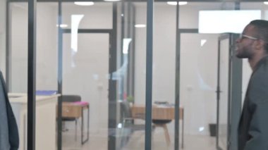 Çok Etnik İnsanlar Ofiste Tokalaşıyor