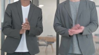 İş Adamlarının El çırpışı, Takdir Etme