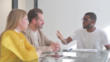 Takım arkadaşlarına Bağıran Kızgın Afrikalı Adam