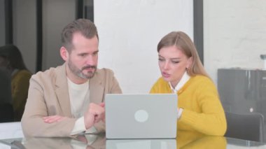 Genç Takım Laptop 'ta Çalışmayı Tartışıyor
