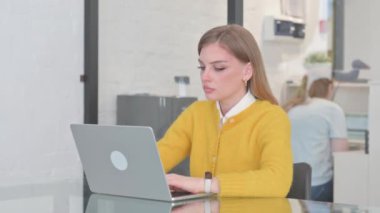 Laptop Kullanırken Kameraya Bakan Sarışın Sıradan Kadın