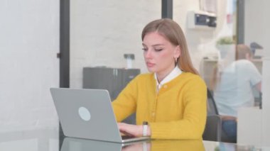 İş Başındaki Sarışın Kadın 'dan İnkâr Hareketi