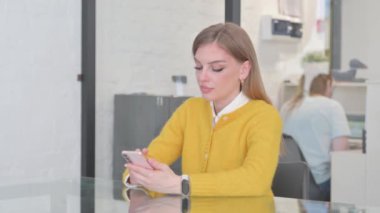 Çevrimiçi Yatırım Başarı İçin Heyecanlı Sarışın Kadın