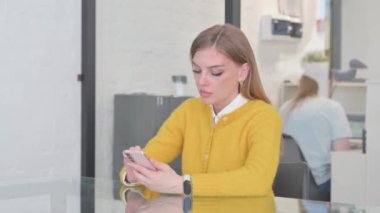 Çevrimiçi Yatırım Kaybından Şok Olan Sarışın Kadın