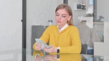 Sarışın Sıradan Kadın Ofiste Para Sayıyor