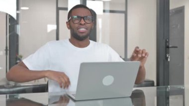 Ofiste Sırt Ağrısı Olan Genç Afrikalı Adam
