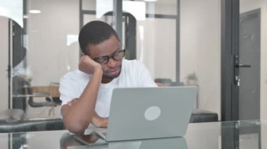 Ofiste Uyuyan Yorgun Afrikalı Genç