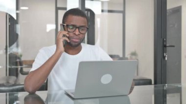 İş yerinde konuşan genç Afrikalı adam.