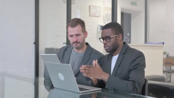 Бизнесмены Обсуждают Работу Над Ноутбуком Цифровым Планшетом — стоковое видео