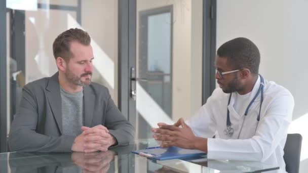 Doktor Klinikteki Genç Erkek Hastayla Konuşuyor — Stok video