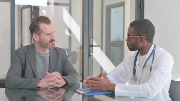 Manlig Patient Talar Med Läkare Kliniken — Stockvideo