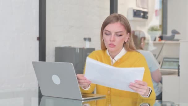 Blonde Casual Woman Doing Paperwork Laptop — Stock Video