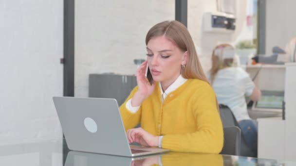 Blondynka Casual Kobieta Rozmawia Przez Telefon Klientem — Wideo stockowe