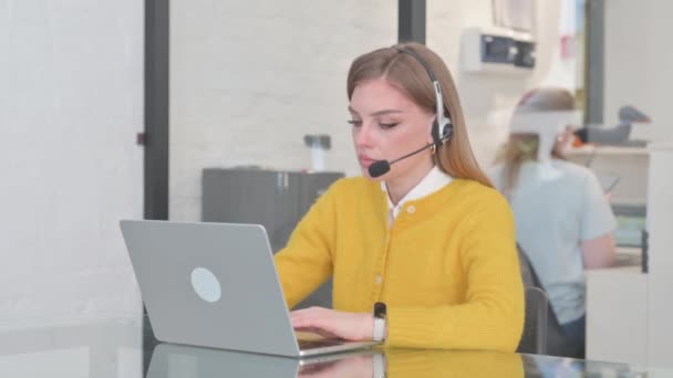 Mujer Con Auriculares Trabajando Call Center — Vídeo de stock