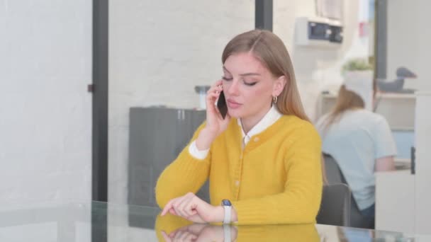 Blonde Femme Occasionnelle Parler Téléphone Négociation — Video