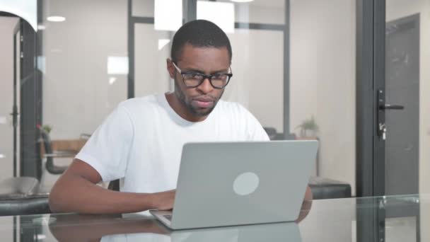 Mladý Afričan Pracující Notebooku Kanceláři — Stock video