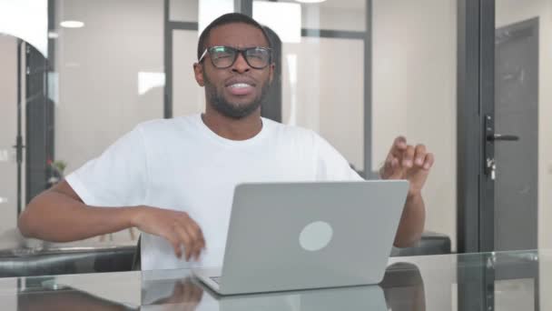 Young African Man Having Back Pain Office — Stock Video