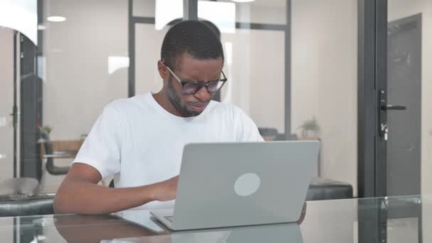 Kašel Mladý Afričan Pomocí Notebooku Kanceláři — Stock video