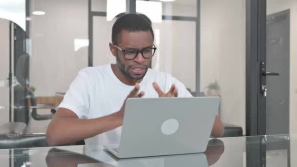 Mladý Afričan Dělá Video Chat Kanceláři — Stock video