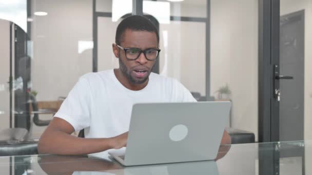 Nadšený Mladý Afričan Slaví Úspěch Notebooku Kanceláři — Stock video