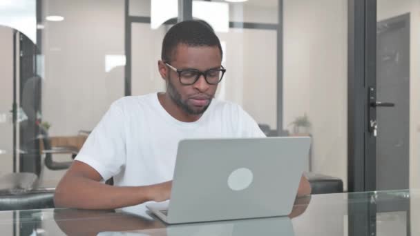 在办公室丢失手提电脑的非洲年轻人 — 图库视频影像