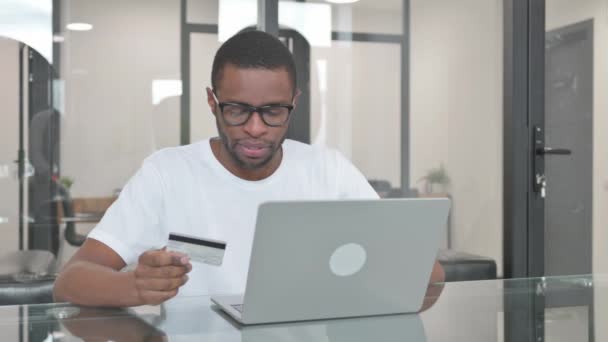 Mladý Afričan Nákup Online Notebooku Kanceláři — Stock video