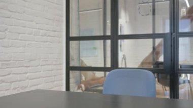 Ofise gelen ve oturan Afrikalı Kadın