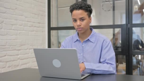 Αντίχειρες Κάτω Από Νεαρή Αφρικανική Γυναίκα Χρησιμοποιώντας Laptop — Αρχείο Βίντεο