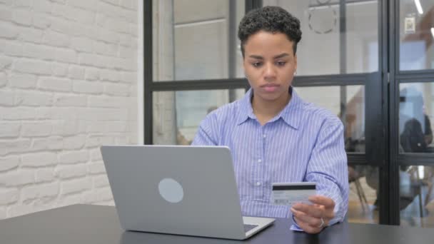 非洲青年妇女在工作中享受网上银行服务 — 图库视频影像