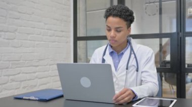 Afrikalı Kadın Doktor Hasta Video Konferansı ile Konuşuyor