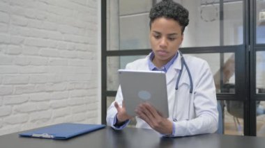 Afrikalı Kadın Doktor Dijital Tablet Üzerinde Çalışıyor