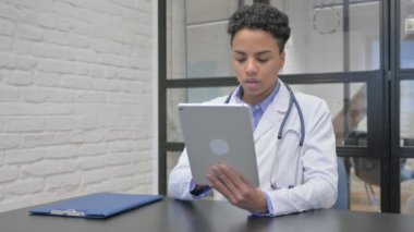Afrikalı Kadın Doktor Tablet 'te Video Sohbeti Yapıyor