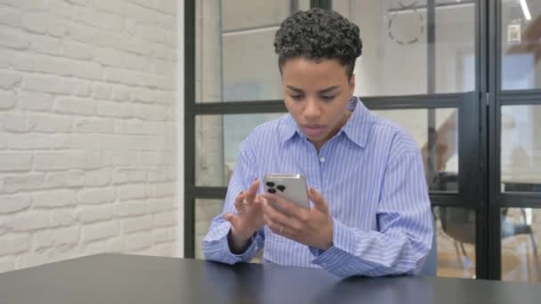 Młoda Afrykanka Świętuje Sukces Przez Telefon Biurze — Wideo stockowe