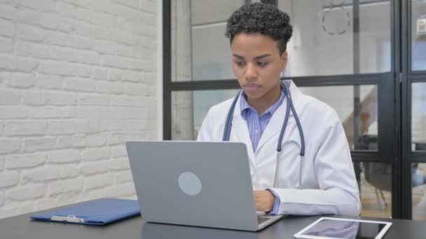 Medico Femminile Africano Che Lavora Sul Computer Portatile Ufficio — Video Stock