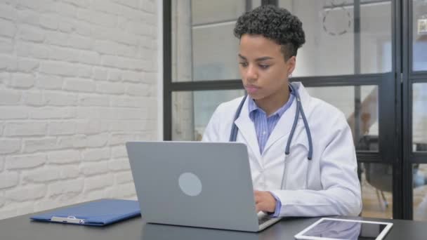 Africká Žena Doktor Trpí Bolestí Hlavy Klinice — Stock video