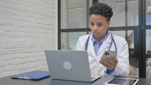 Medico Femminile Africano Che Lavora Sul Telefono Sul Computer Portatile — Video Stock
