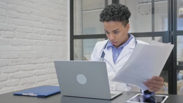 Medico Femminile Africano Che Lavora Documenti Medici Laptop — Video Stock
