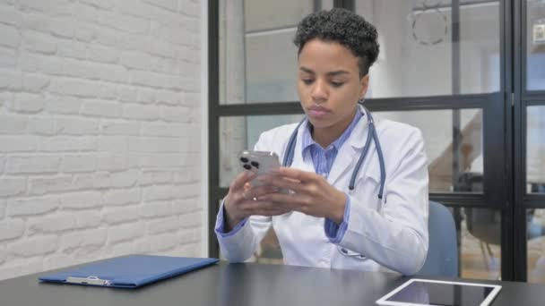 Africano Feminino Doutor Mensagens Texto Telefone — Vídeo de Stock