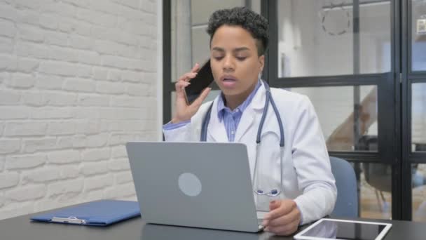 Afrikanische Ärztin Telefoniert Klinik — Stockvideo