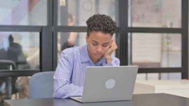 İşte Uyuyan Karışık Irk Kadını