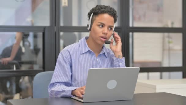 Call Center Mixed Race Woman Pratar Online Med Kunden — Stockvideo