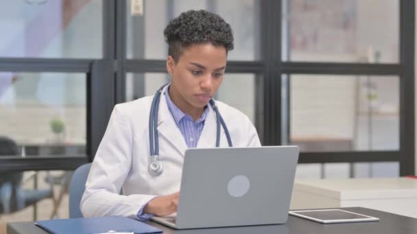 Dokter Ras Campuran Wanita Sakit Kepala — Stok Video