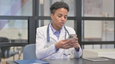 Karışık Irk Kadın Doktor Telefonda konuşuyor