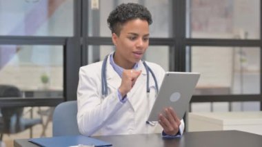 Karışık Irk Kadın Doktorunun Tabletteki Çevrimiçi Video Sohbeti