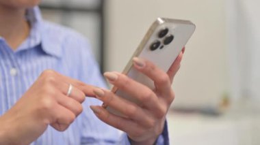 Kadın Elleri Telefonu Kullanırken Kapat