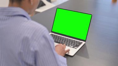 Yeşil Ekran ile Laptop 'ta Çalışan Afrikalı Kadın