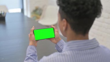 Yatay Yeşil Ekran Akıllı Telefonu Tutan Afrikalı Kadın