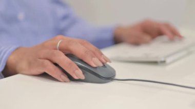 İş kadını elleri Bilgisayar faresi ve klavye kullanıyor