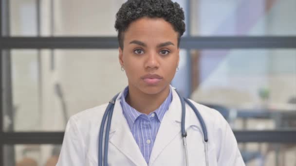 Retrato Una Doctora Africana Seria — Vídeo de stock